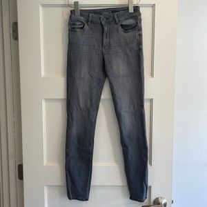 DL2961 Emma low rise gray light wash denim jeans